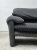 Canapé 2 places au design épuré signé Enzo Magistretti pour Cassina.