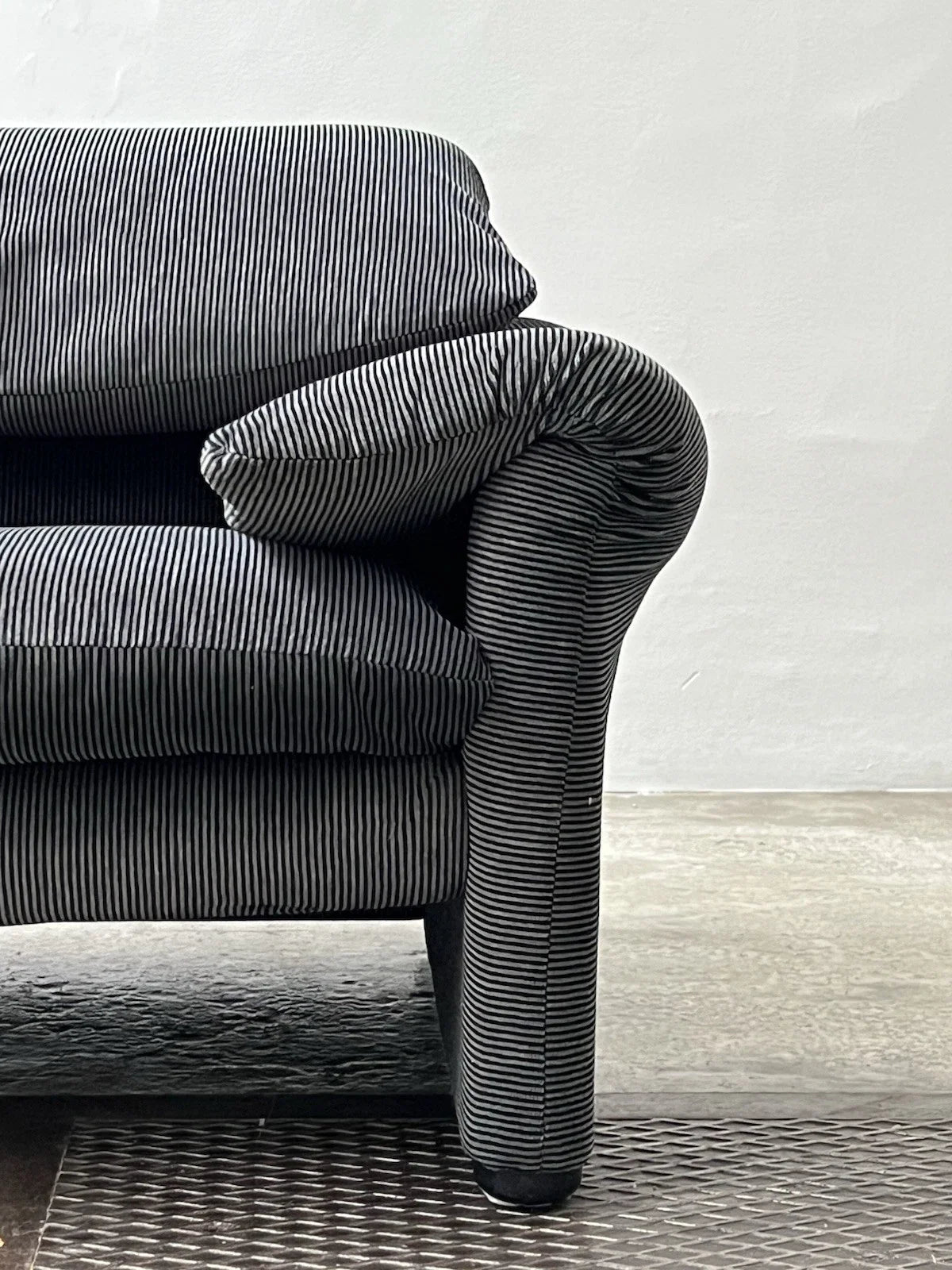 Canapé 2 places au design épuré signé Enzo Magistretti pour Cassina.
