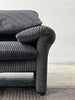 Canapé 2 places au design épuré signé Enzo Magistretti pour Cassina.