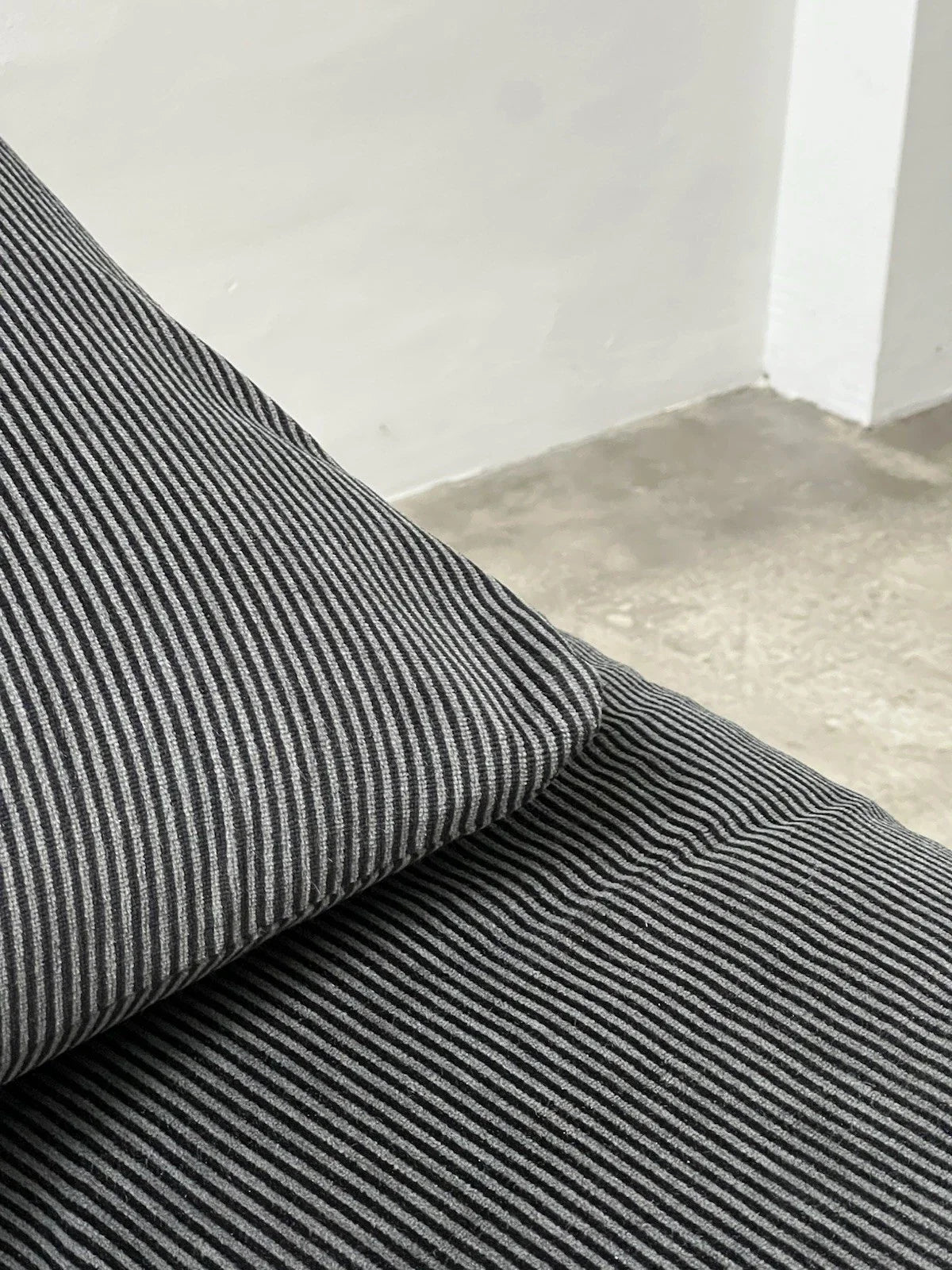 Canapé 2 places au design épuré signé Enzo Magistretti pour Cassina.