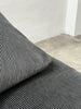 Canapé 2 places au design épuré signé Enzo Magistretti pour Cassina.