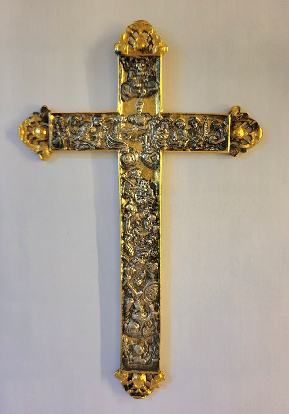 Croix baroque en relief tridimensionnelle du XVIIe/XVIIIe siècle