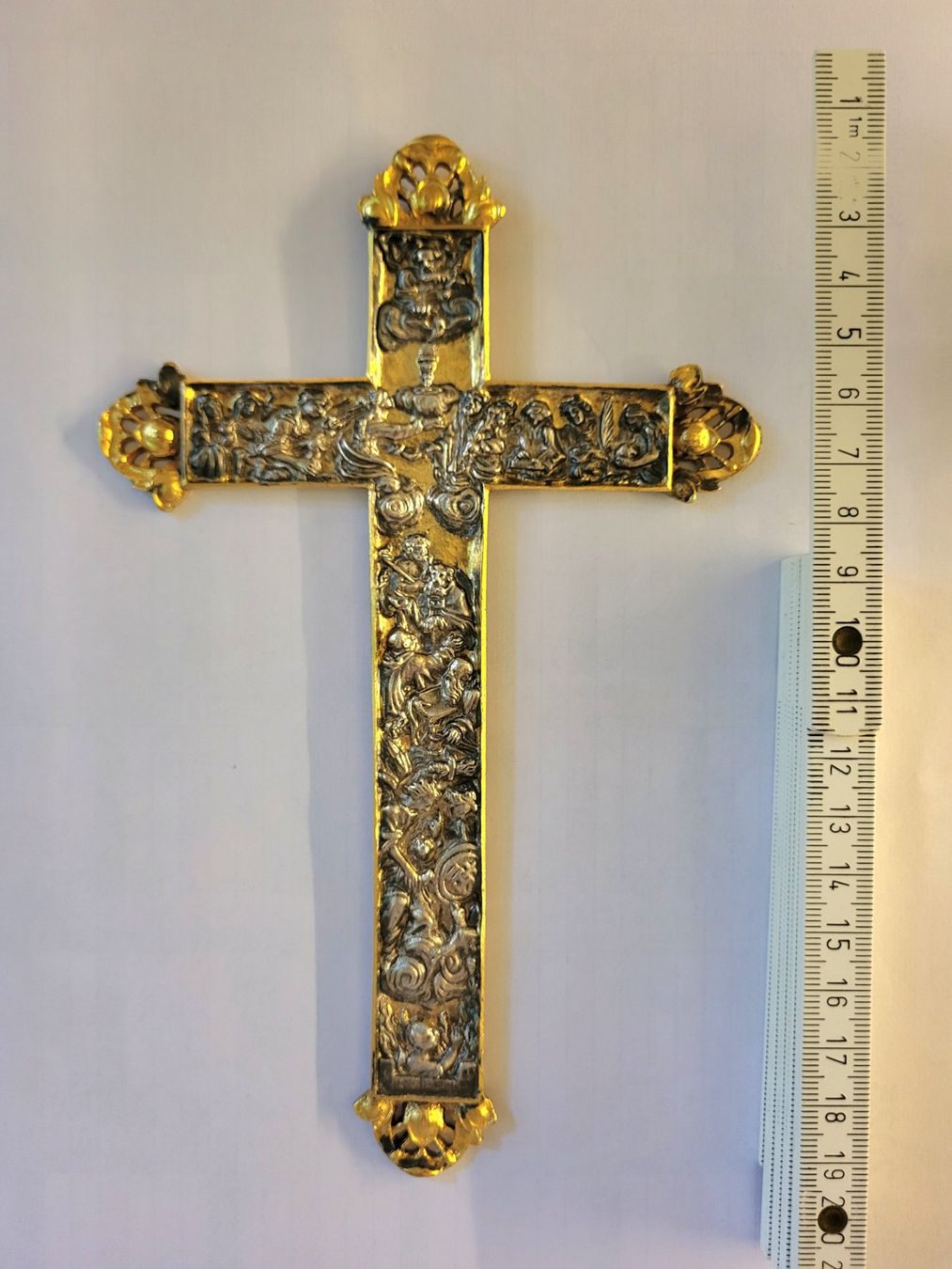 Croix baroque en relief tridimensionnelle du XVIIe/XVIIIe siècle