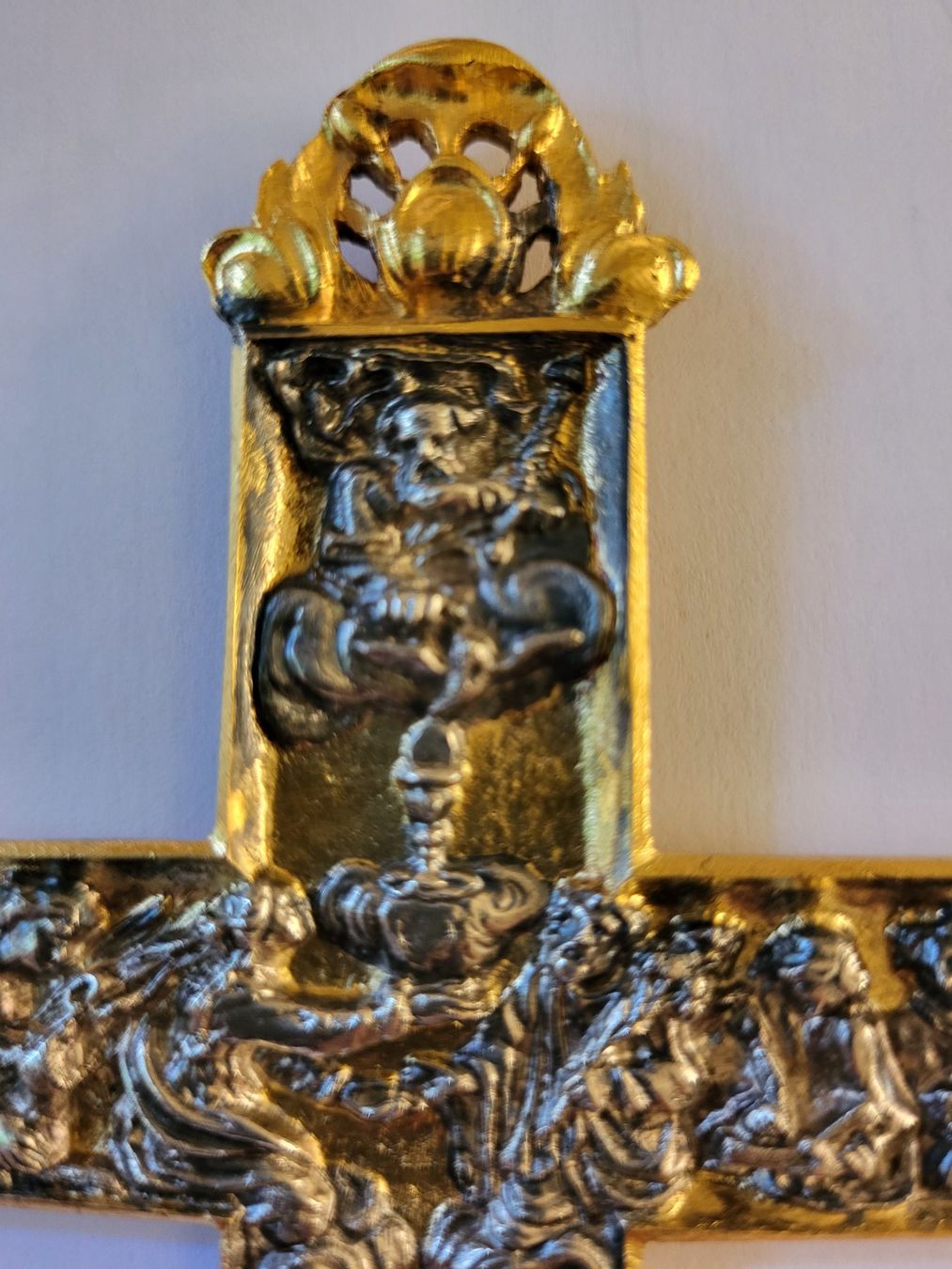 Croix baroque en relief tridimensionnelle du XVIIe/XVIIIe siècle