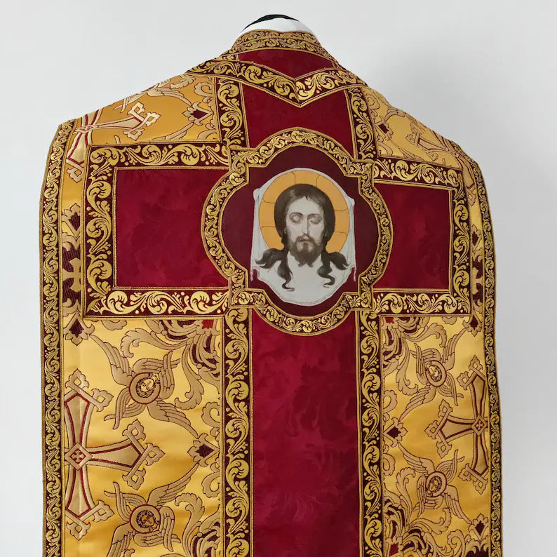 Chasuble romaine traditionnelle en or, ornée de l'image du Mandylion