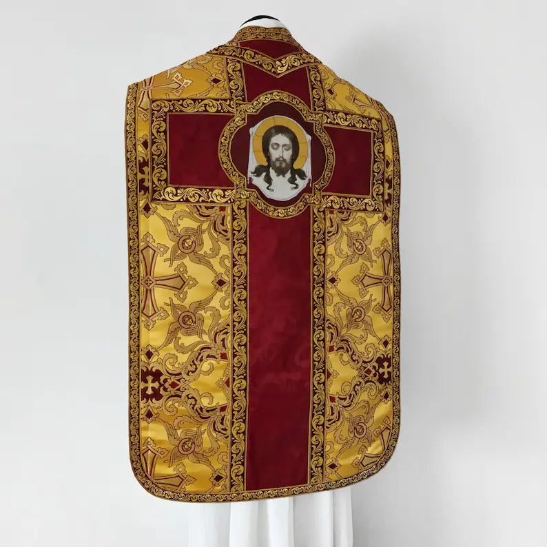 Chasuble romaine traditionnelle en or, ornée de l'image du Mandylion