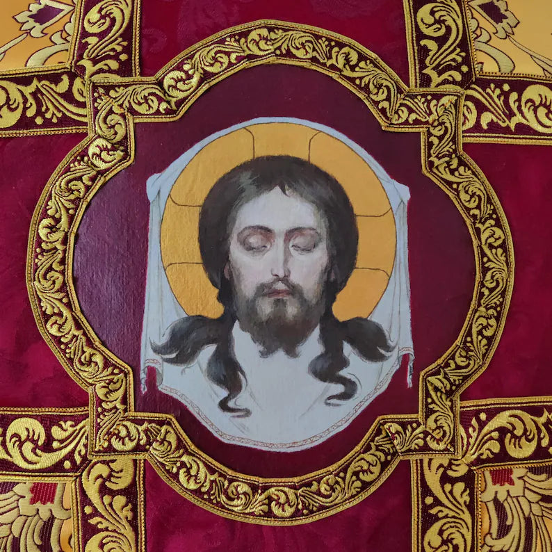 Chasuble romaine traditionnelle en or, ornée de l'image du Mandylion