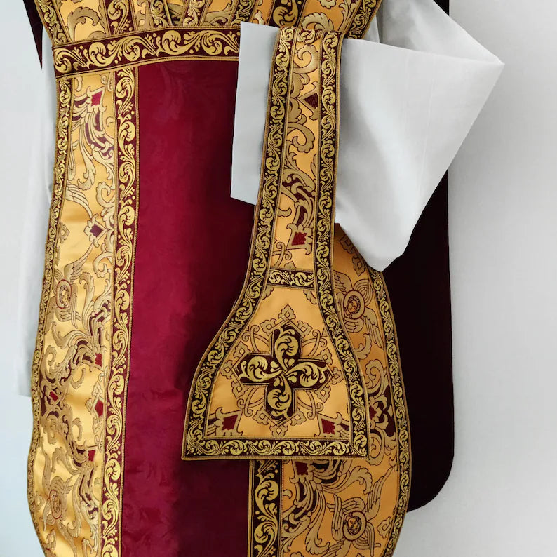 Chasuble romaine traditionnelle en or, ornée de l'image du Mandylion
