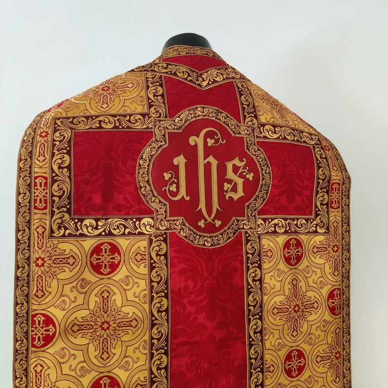 Ensemble complet de vêtements liturgiques traditionnels