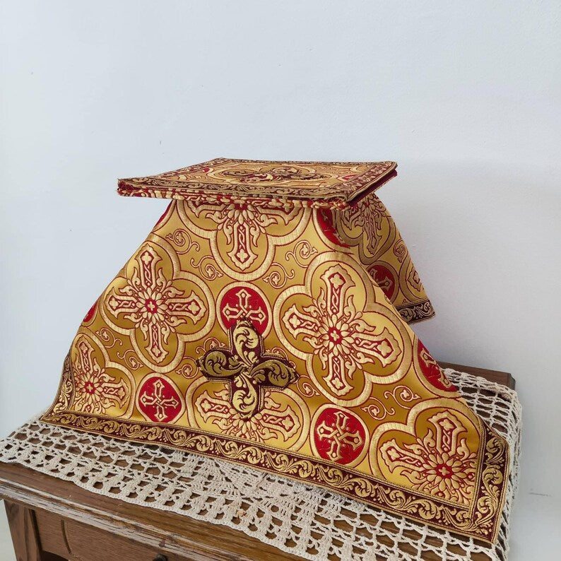 Ensemble complet de vêtements liturgiques traditionnels