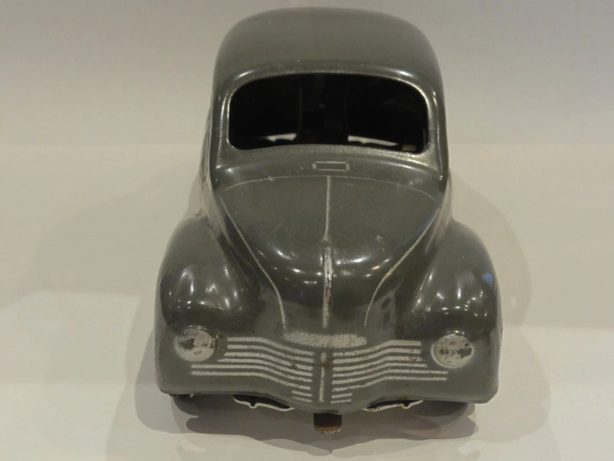 Magnifique Renault 4CV grise en tôle produite par CIJ
