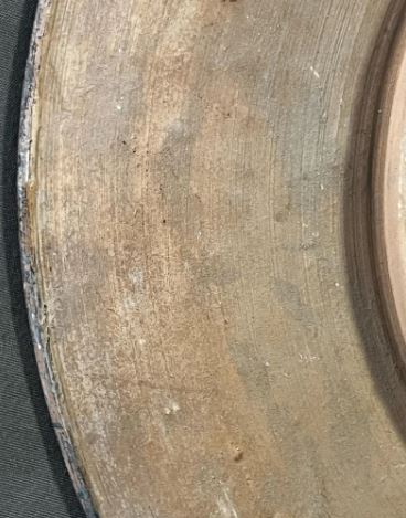 Assiette en terre cuite peinte du début du XXe siècle