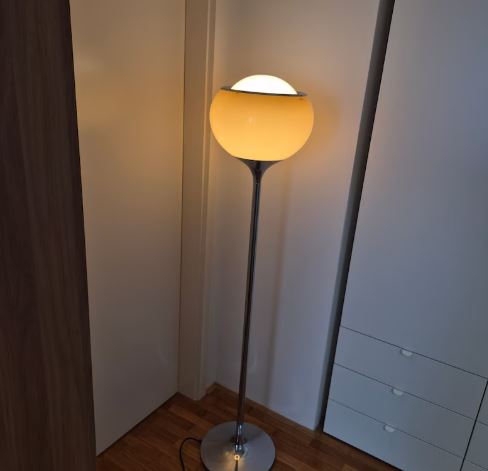Lampadaire Cappuccino Meblo Guzzini Bud des années 70