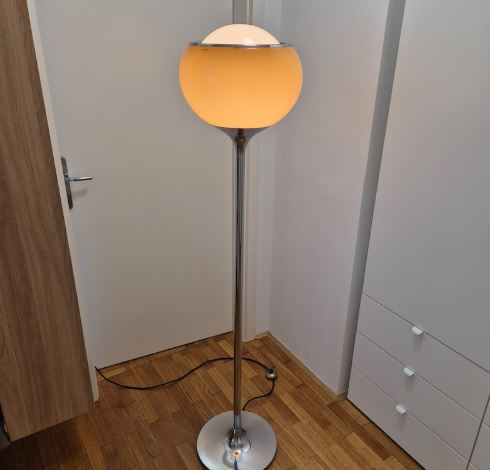 Lampadaire Cappuccino Meblo Guzzini Bud des années 70