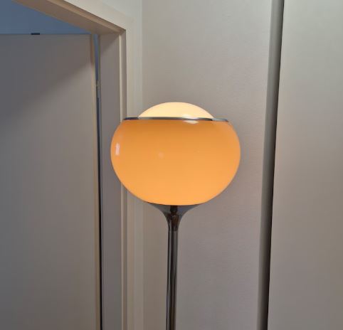 Lampadaire Cappuccino Meblo Guzzini Bud des années 70