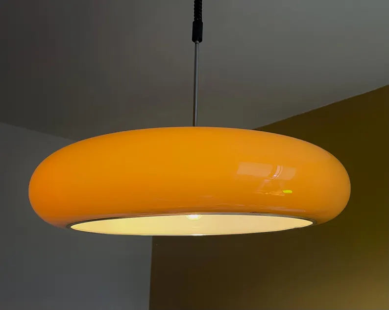 Lampe suspension OVNI emblématique de l'ère spatiale Harvey Guzzini des années 1970