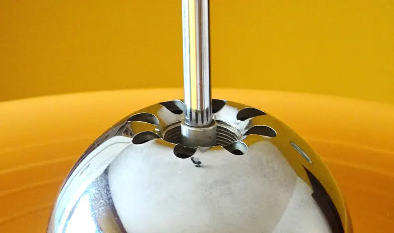 Lampe suspension OVNI emblématique de l'ère spatiale Harvey Guzzini des années 1970