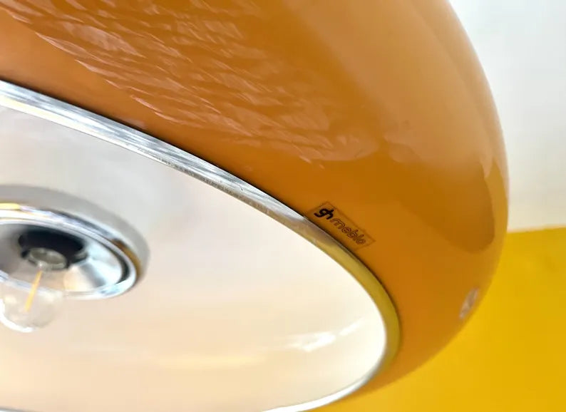 Lampe suspension OVNI emblématique de l'ère spatiale Harvey Guzzini des années 1970