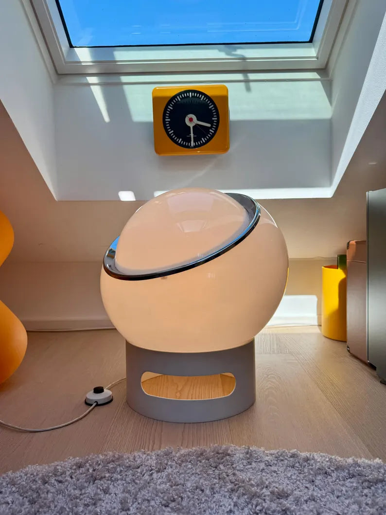 Lampe de table emblématique Big Clan  conçue par Studio 6G pour Harvey Guzzini et produite par Meblo