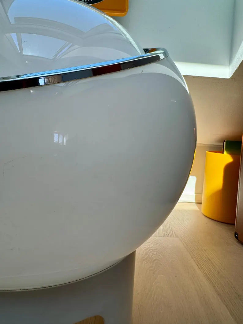 Lampe de table emblématique Big Clan  conçue par Studio 6G pour Harvey Guzzini et produite par Meblo
