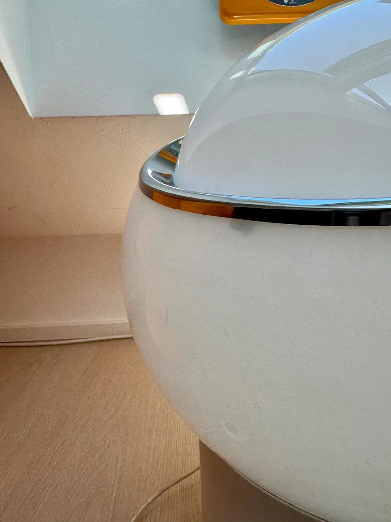 Lampe de table emblématique Big Clan  conçue par Studio 6G pour Harvey Guzzini et produite par Meblo