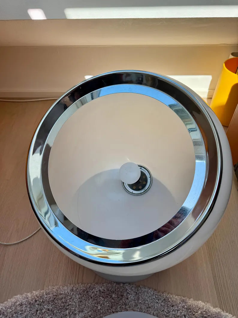 Lampe de table emblématique Big Clan  conçue par Studio 6G pour Harvey Guzzini et produite par Meblo