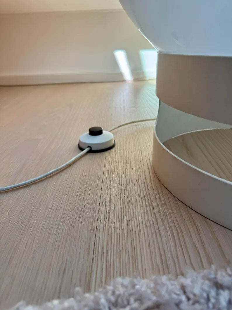 Lampe de table emblématique Big Clan  conçue par Studio 6G pour Harvey Guzzini et produite par Meblo