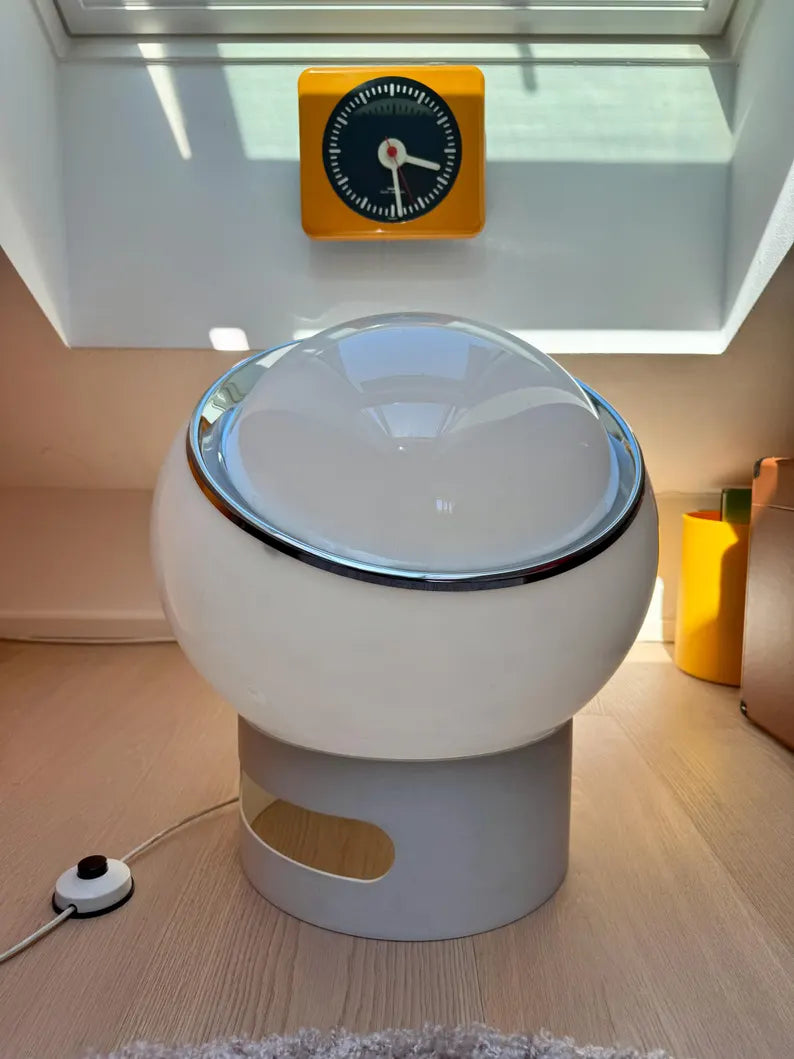 Lampe de table emblématique Big Clan  conçue par Studio 6G pour Harvey Guzzini et produite par Meblo