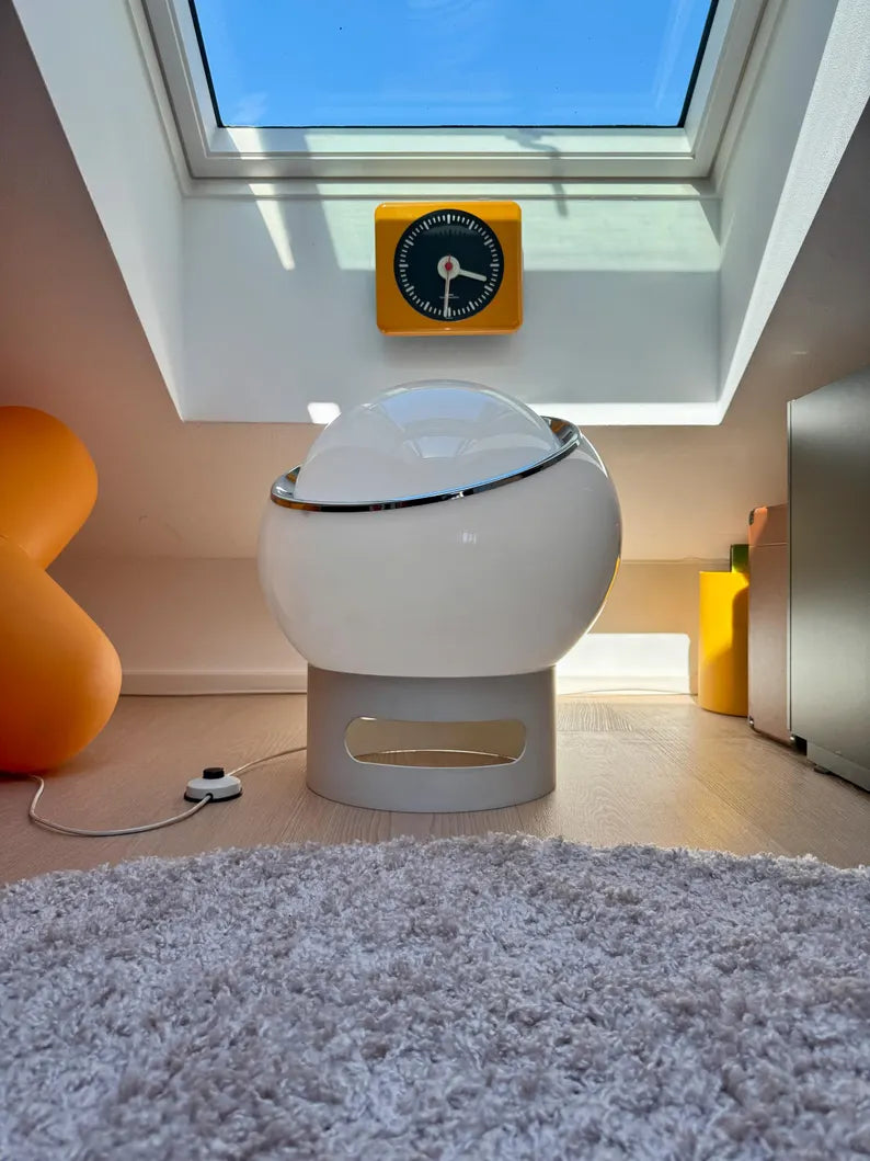 Lampe de table emblématique Big Clan  conçue par Studio 6G pour Harvey Guzzini et produite par Meblo