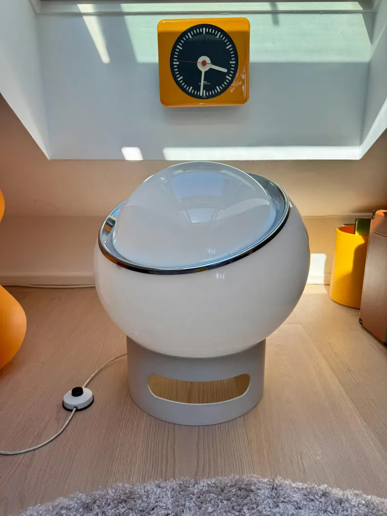 Lampe de table emblématique Big Clan  conçue par Studio 6G pour Harvey Guzzini et produite par Meblo