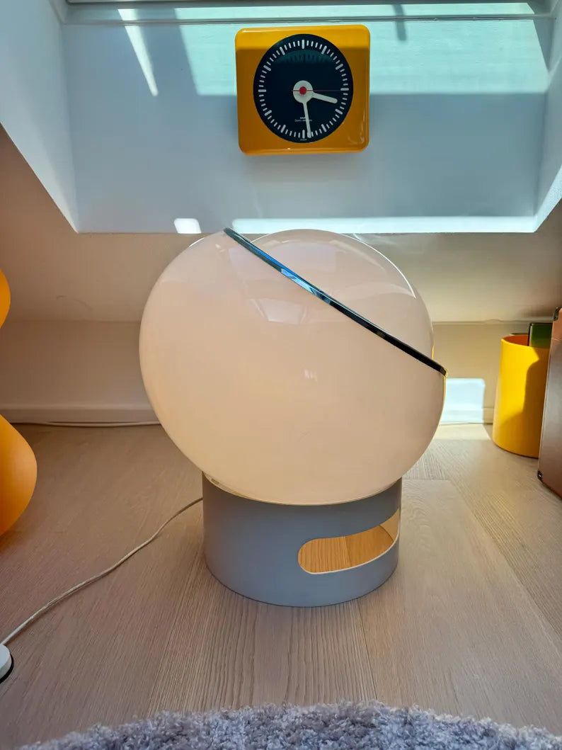 Lampe de table emblématique Big Clan  conçue par Studio 6G pour Harvey Guzzini et produite par Meblo