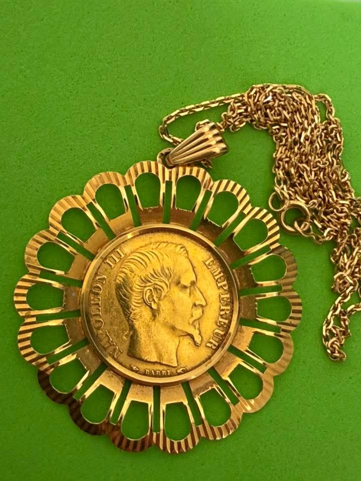 Pendentif monté sur pièce de 20 francs or Napoléon III 1854, entourage or