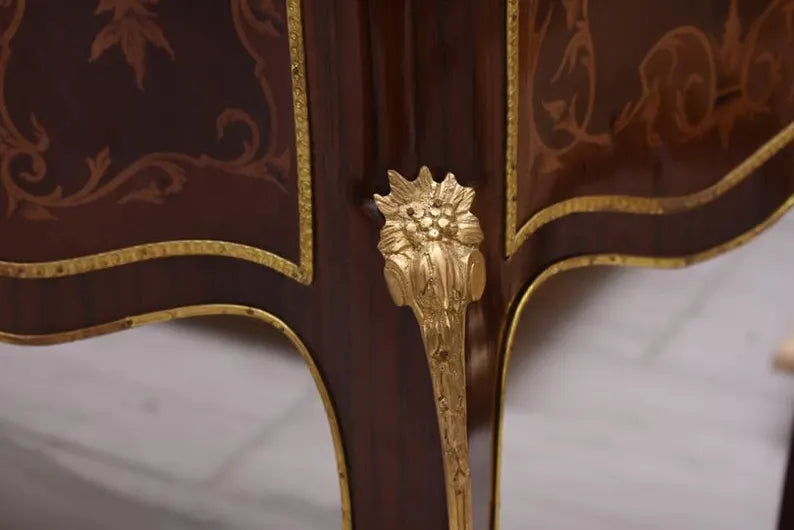 Commode antique en bois marqueté