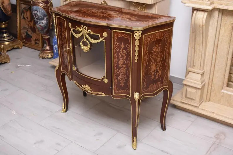 Commode antique en bois marqueté