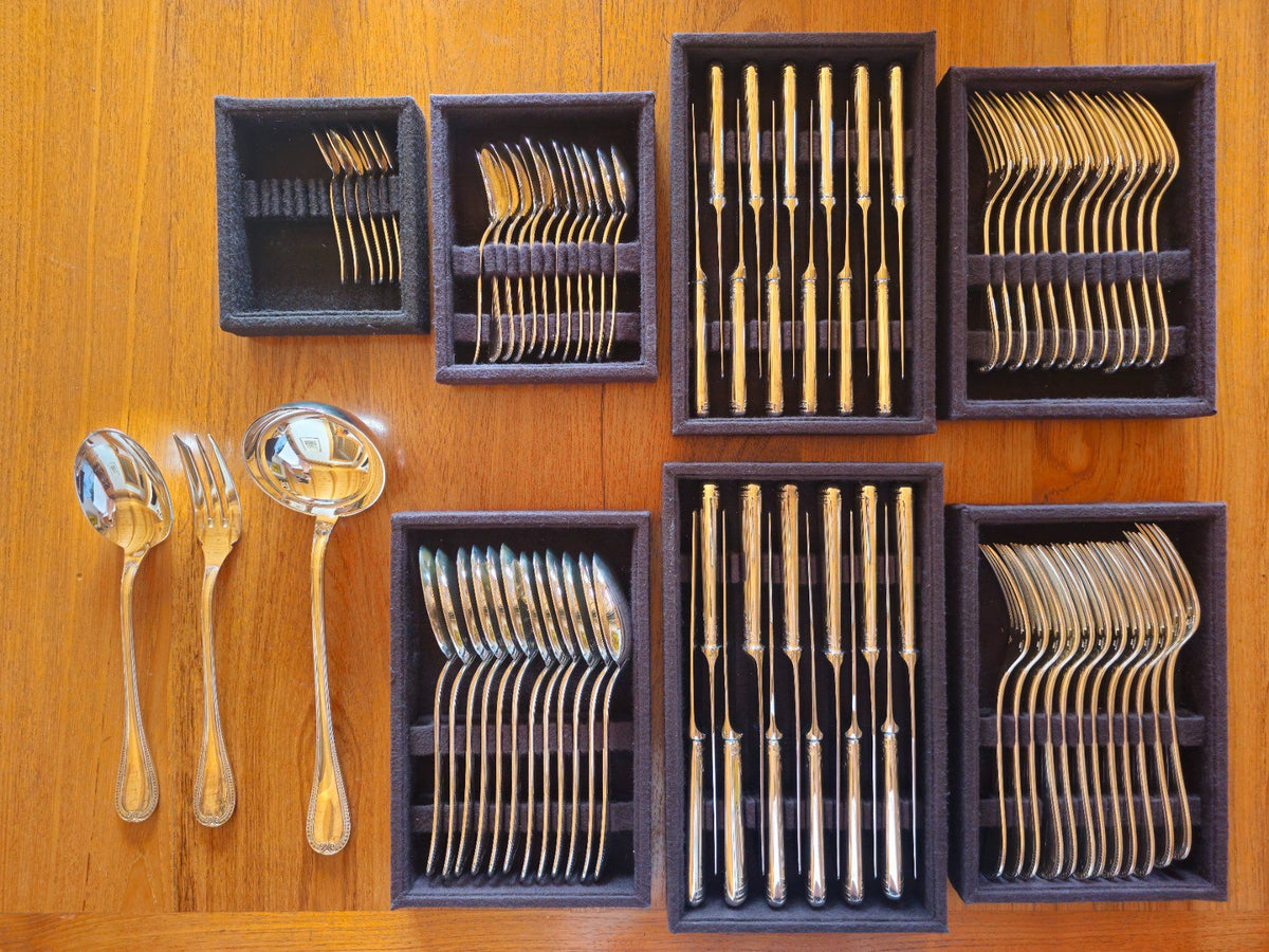 Service de couverts Christofle en métal argenté, composé de 81 pièces.