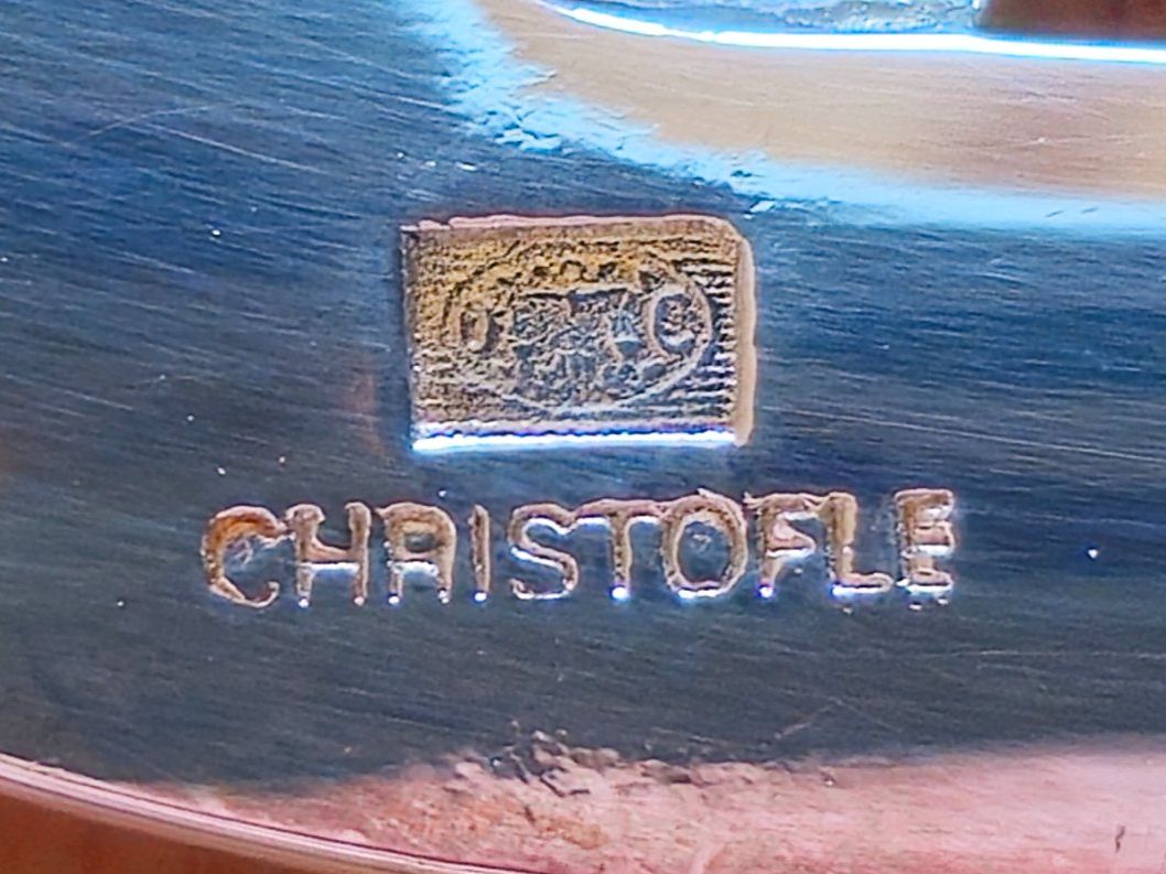 Service de couverts Christofle en métal argenté, composé de 81 pièces.