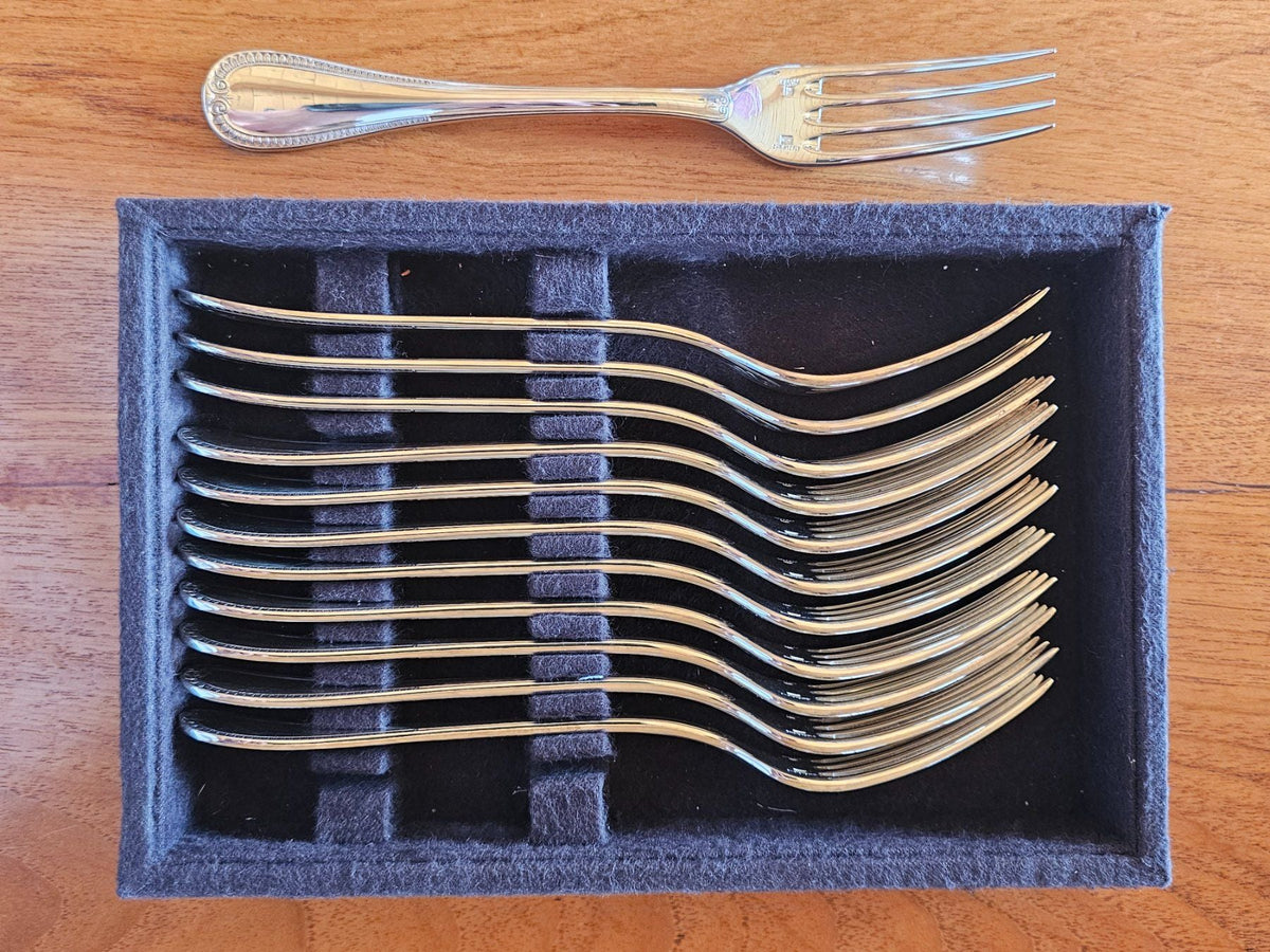 Service de couverts Christofle en métal argenté, composé de 81 pièces.