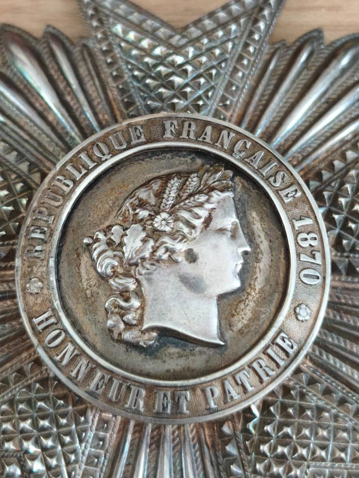 Médaille prestigieuse en argent poinçonné le grade de Grand Officier de la Légion d'Honneur