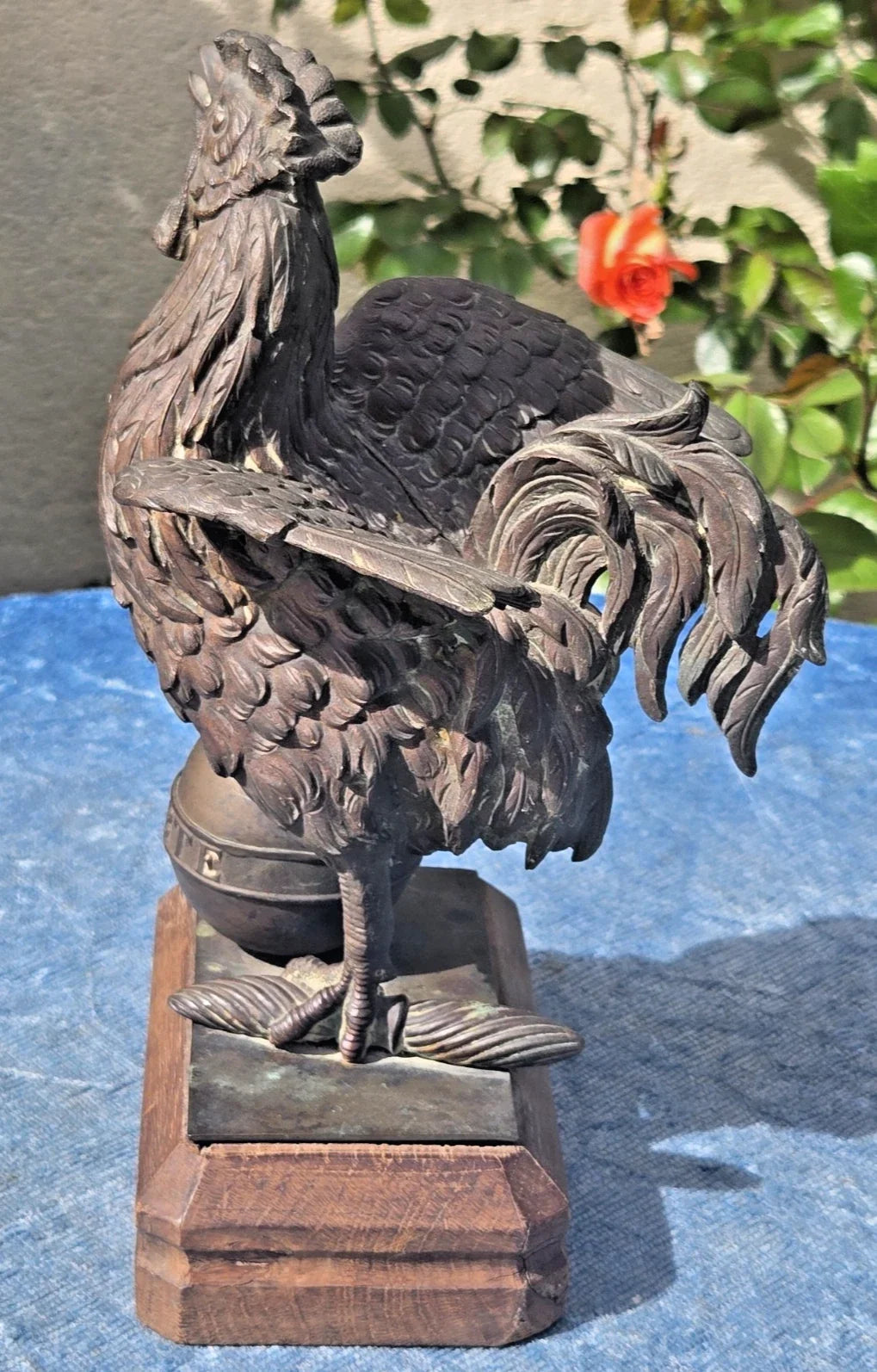Statuette en bronze représentant un coq liberté