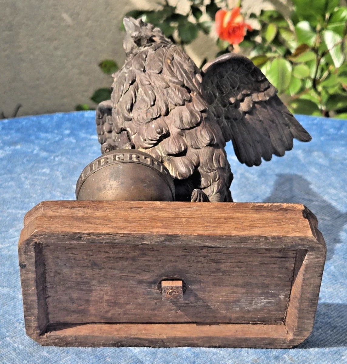 Statuette en bronze représentant un coq liberté
