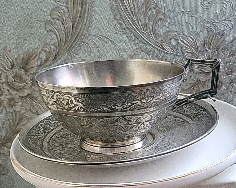 Tasse et sous tasse en argent massif
