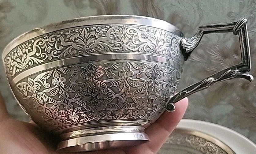 Tasse et sous tasse en argent massif