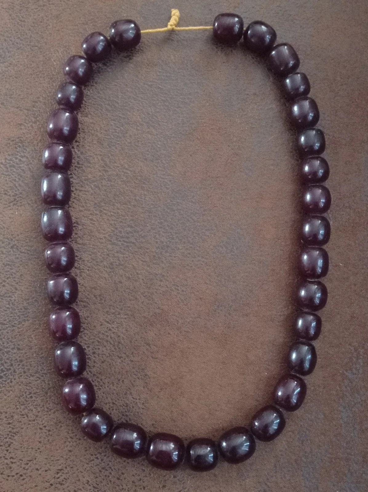 Ancien collier en bakélite rouge cerise