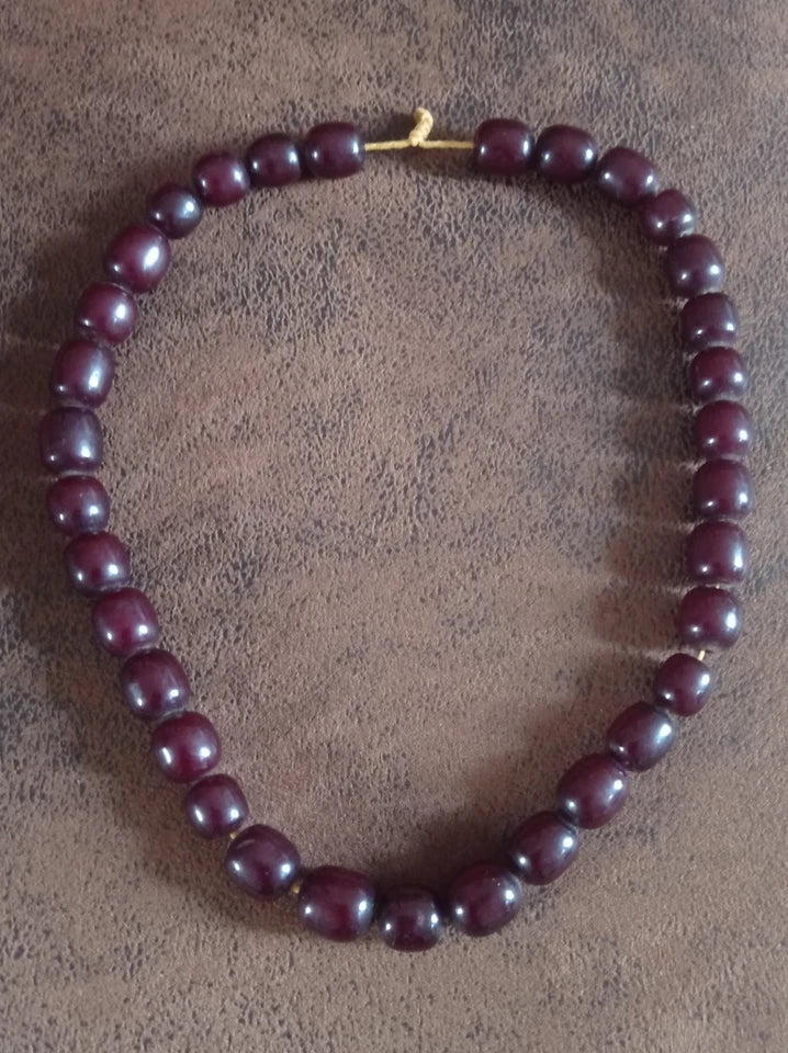 Ancien collier en bakélite rouge cerise