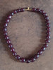 Ancien collier en bakélite rouge cerise