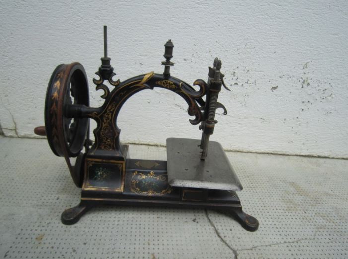 Ancienne machine a coudre manuelle