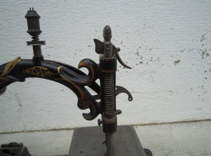 Ancienne machine a coudre manuelle