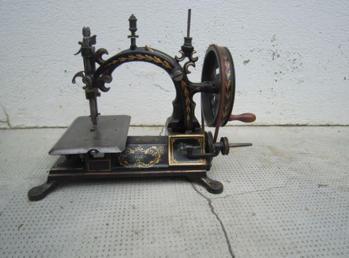 Ancienne machine a coudre manuelle