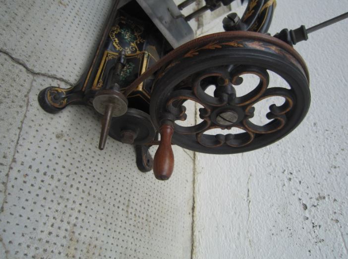Ancienne machine a coudre manuelle