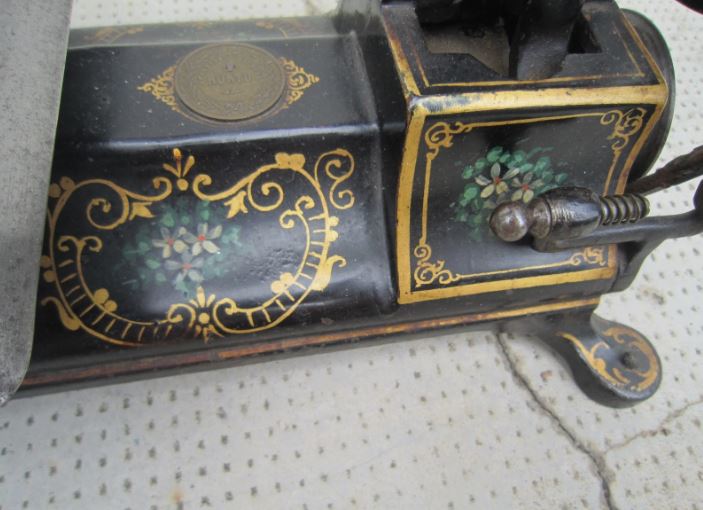 Ancienne machine a coudre manuelle